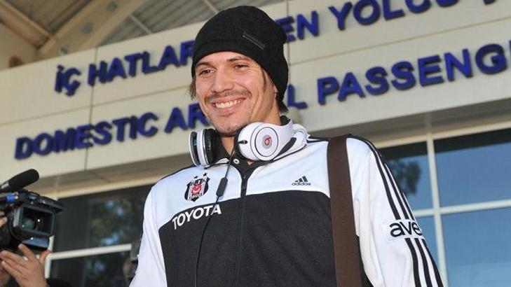 Ersan Gülüm nişanlandı