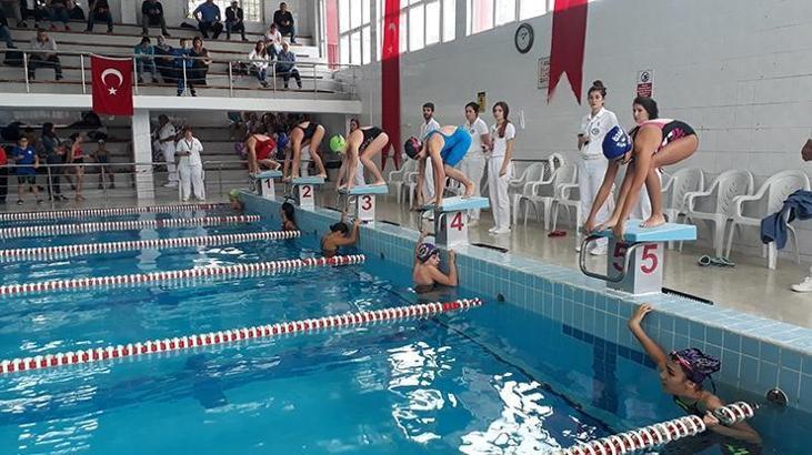 Yüzme yarışlarına 10 kulüpten 149 sporcu katıldı