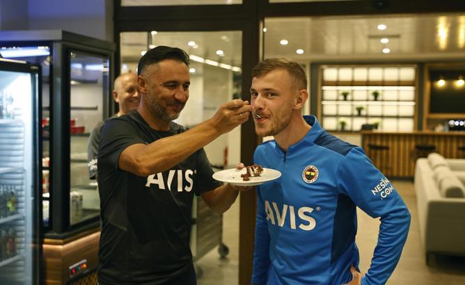 Fenerbahçe'de Max Meyer'in doğum günü kutlandı