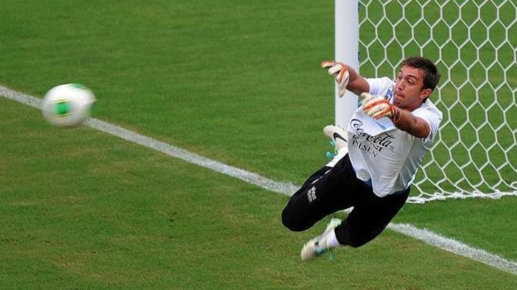 Muslera'ya nefes almak bile yasak!