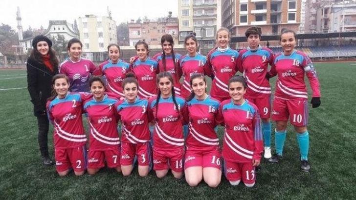 Erkeklerle top oynarken keşfedildi,