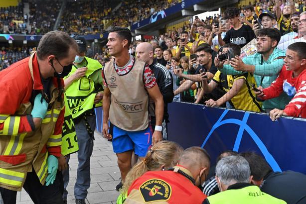Ronaldo önce sakatladı! Sonra forma hediye etti