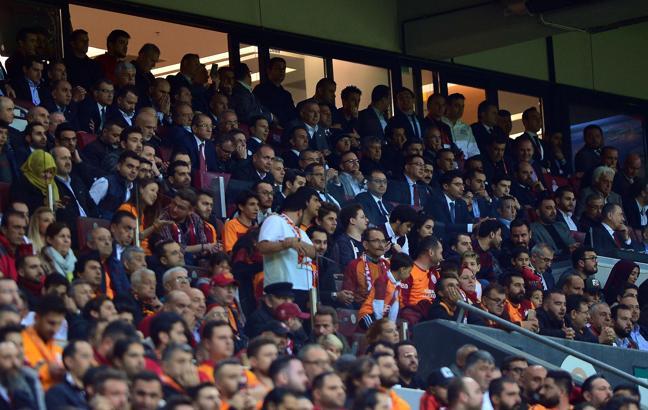 Bakan Mehmet Kasapoğlu ve Lucescu da maçı izledi