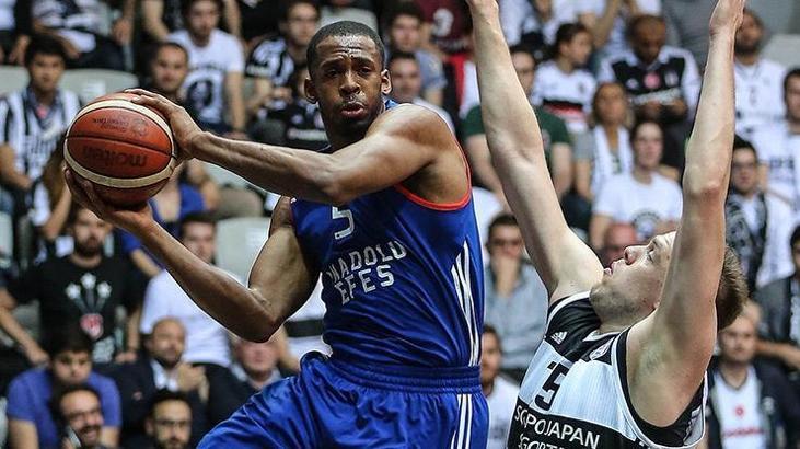 Anadolu Efes, Derrick Brown ile uzatıyor