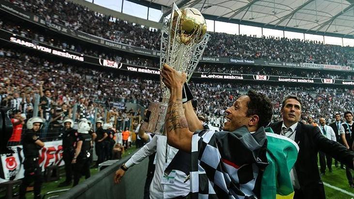 Adriano: Barcelona ile aynı gruba düşmek isterim
