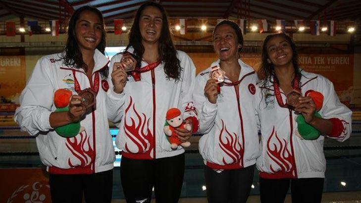 Yüzmede 'Bayrak Takımı'ndan tarihi bronz
