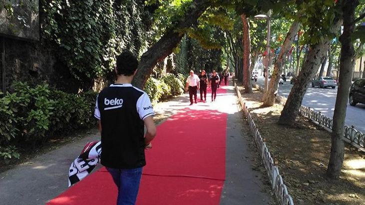 Beşiktaş taraftarlarına kırmızı halı sürprizi