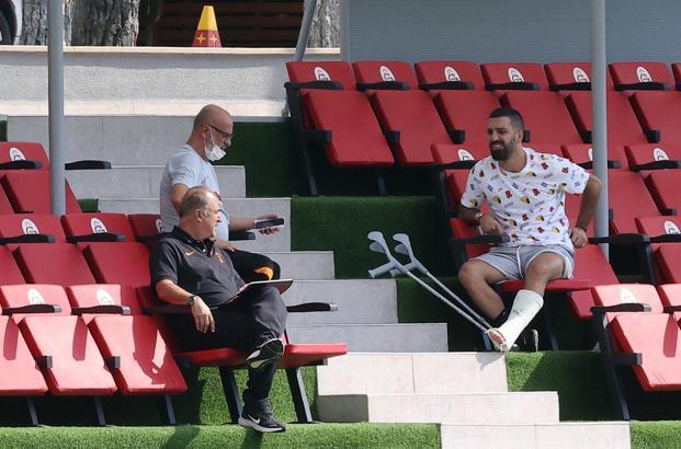 Galatasaray haberi: Arda Turan'dan takıma koltuk değnekleriyle ziyaret