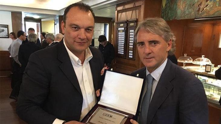 Mancini ödüllendirildi