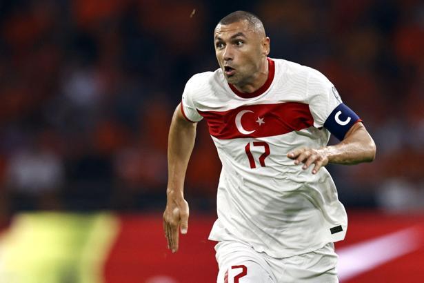 Burak Yılmaz, Hollanda maçının ardından patladı: Utanç verici bir gece! Ben kimsenin adamı değilim!