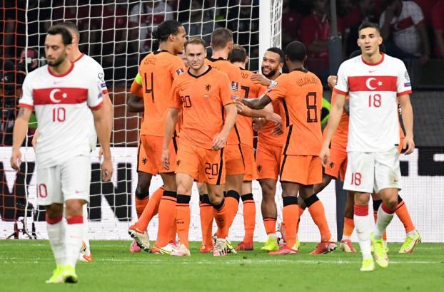 Hollanda-Türkiye maçında Burak Yılmaz'a ıslık, Şenol Güneş'e tepki