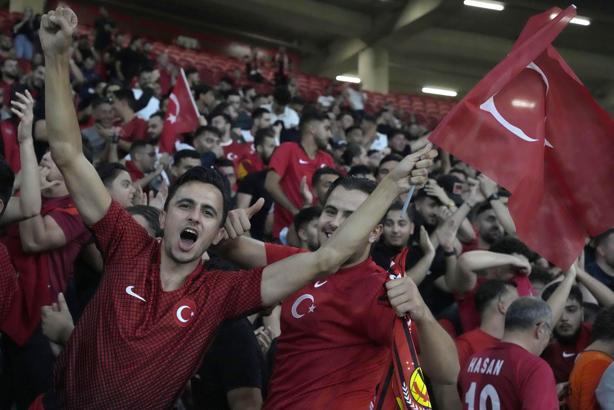 Hollanda-Türkiye maçında Türk taraftarlar tribünleri doldurdu