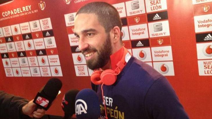Arda Turan saçlarını kazıttı