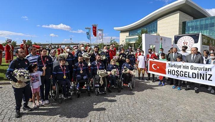 Masa tenisi milli sporcuları Ankara'da coşkuyla karşılandı