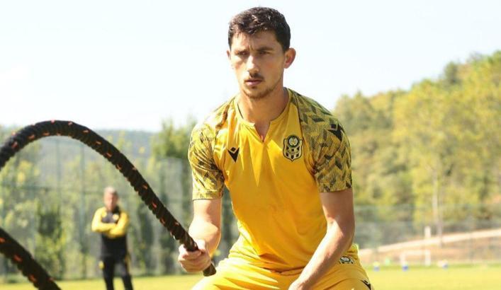 İstanbulspor, Kosovalı futbolcu Jetmir Topalli'yi kadrosuna kattı
