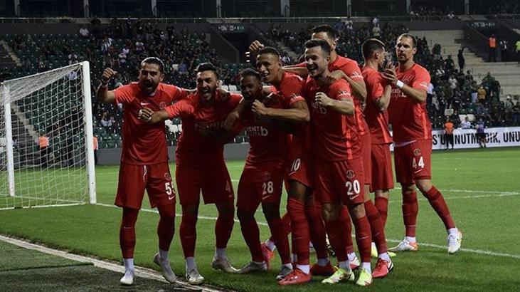TFF 1.Lig'de zirvede Ümraniyespor var