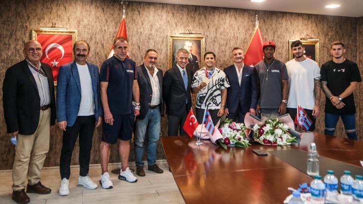 Ahmet Ağaoğlu: Busenaz Sürmeneli gururumuz oldu
