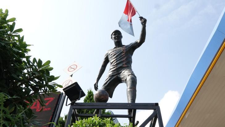 Trabzonspor haberi... Trabzon'da Nwakaeme'nin heykeli dikildi