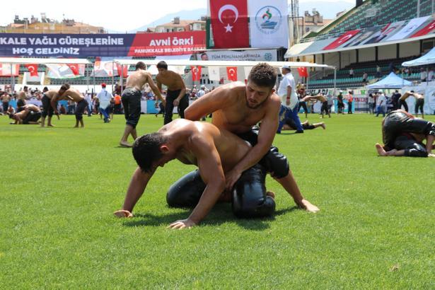 Denizli'de güreş şöleni başladı