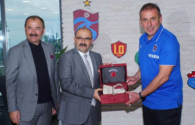 Trabzon Valisi İsmail Ustaoğlu'ndan Trabzonspor'a ziyaret