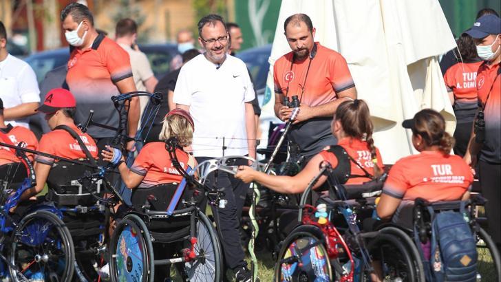 Bakan Kasapoğlu, paralimpik sporcuları ziyaret etti