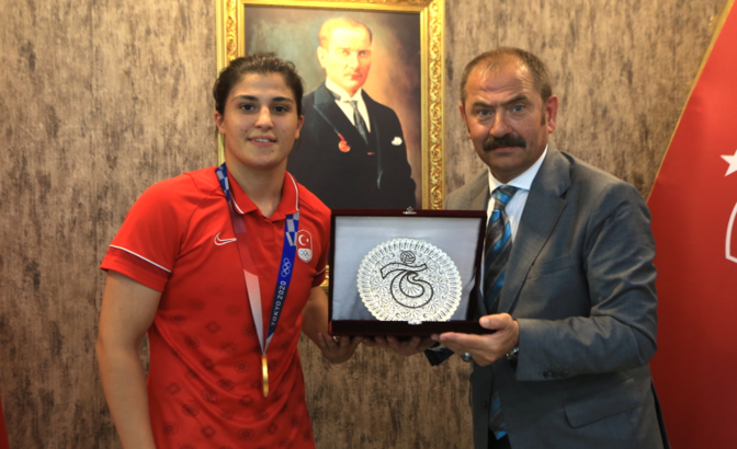 Busenaz Sürmeneli'den Trabzonspor Kulübü'ne ziyaret