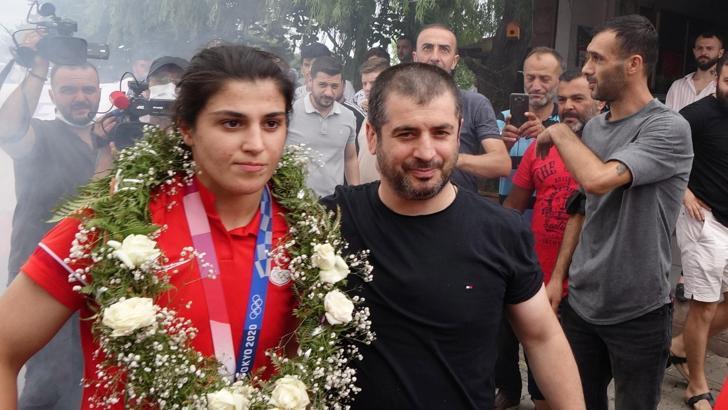 Busenaz Sürmeneli'ye memleketi Trabzon'da coşkulu karşılama
