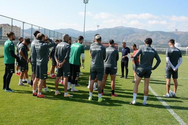 Nazilli Belediyespor, 3 isimden kulüp bulmalarını istedi
