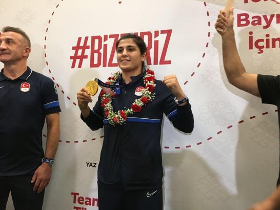 Olimpiyat şampiyonu Busenaz Sürmeneli'ye coşkulu karşılama