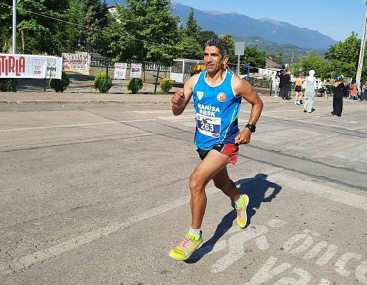 Temizlik işçisi Ahmet Bayram'dan atletizmde kupa ve madalya