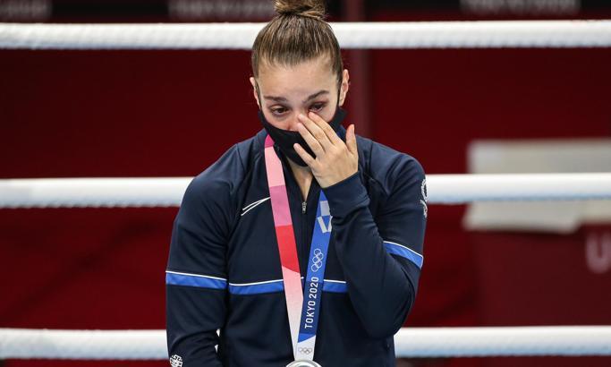 Spor camiasından Busenaz Sürmeneli ve Buse Naz Çakıroğlu'na tebrik