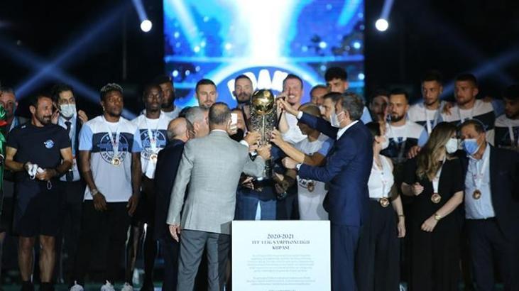 Adana Demirspor şampiyonluk kupasını aldı