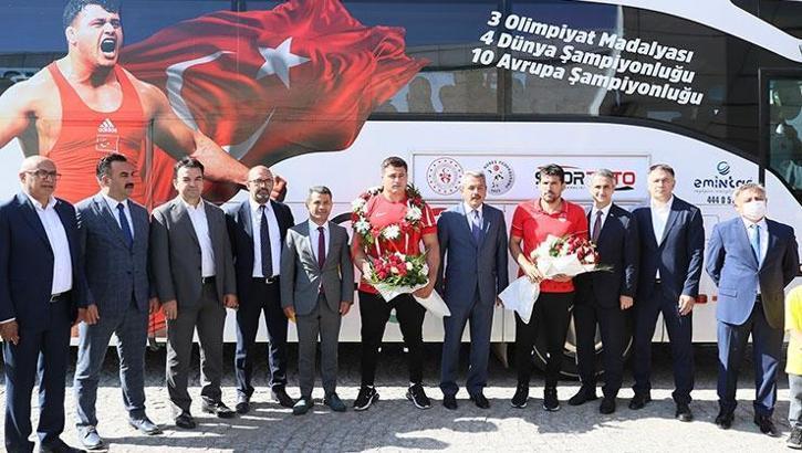 Ankara'da Rıza Kayaalp'e coşkulu karşılama