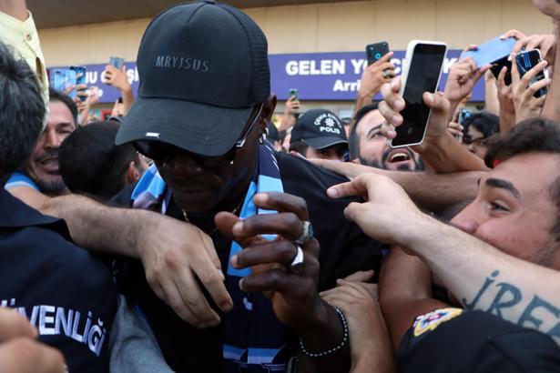 Adana Demirspor taraftarı akın etti! Mario Balotelli izdihamı...
