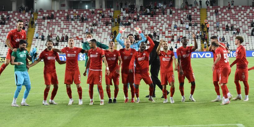 Sivassporlu taraftarlar, tezahürat ve şarkılarla tur sevinci yaşadı