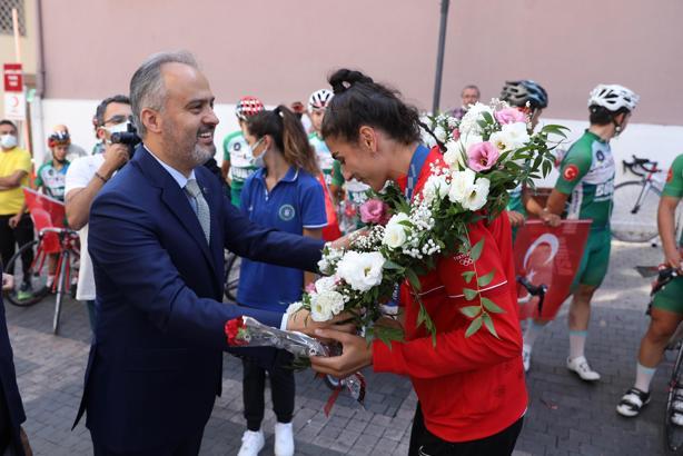 Hatice Kübra İlgün, Bursa'da coşkuyla karşılandı