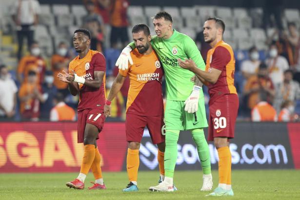 Galatasaraylı taraftarlardan takıma PSV maçı sonrası destek