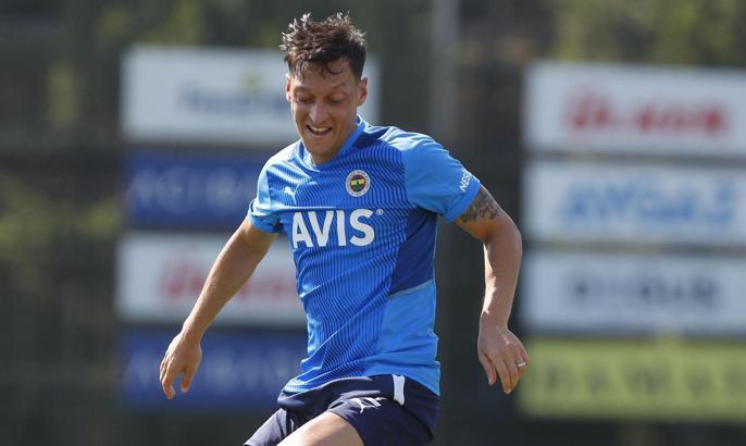 Fenerbahçe'de Mesut Özil takımla birlikte çalıştı