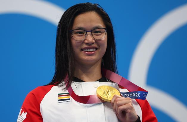 Margaret , kadınlar 100 metre kelebek finalinde altın madalya kazandı