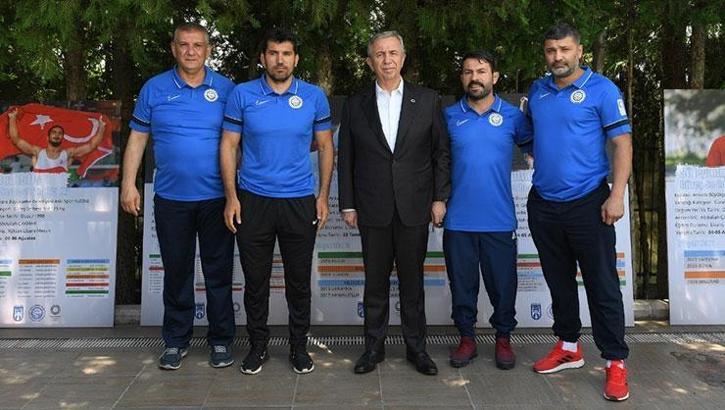 Mansur Yavaş, olimpiyatlara gidecek ASKİ'li sporcularla bir araya geldi