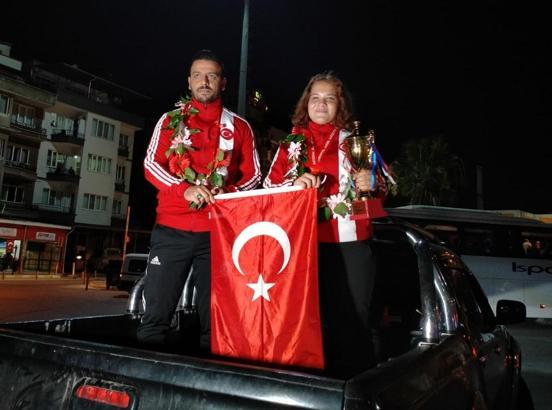 Avrupa üçüncüsü boksöre memleketinde coşkulu karşılama