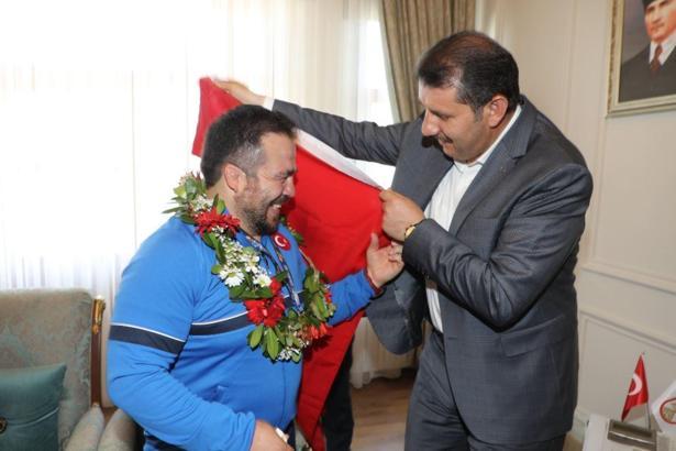 Dünya şampiyonu Dursun Güzel, Sivas Valisi Salih Ayhan'ı ziyaret etti