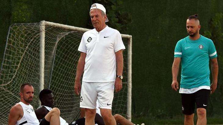 Altay'da Mustafa Denizli sahaya indi
