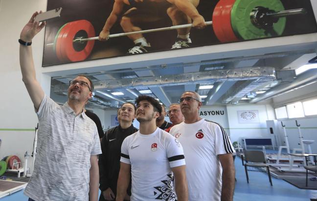 Bakan Kasapoğlu, Olimpiyat Hazırlık Merkezi'ni ziyaret etti