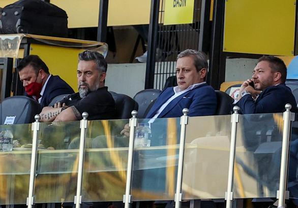 Galatasaray Başkanı Burak Elmas, Kasımpaşa maçında tribünde