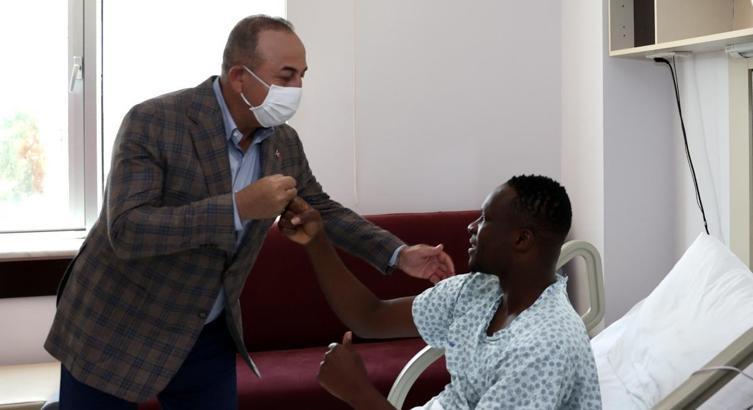 Bakan Çavuşoğlu, Alanyasporlu Babacar'ı ziyaret etti