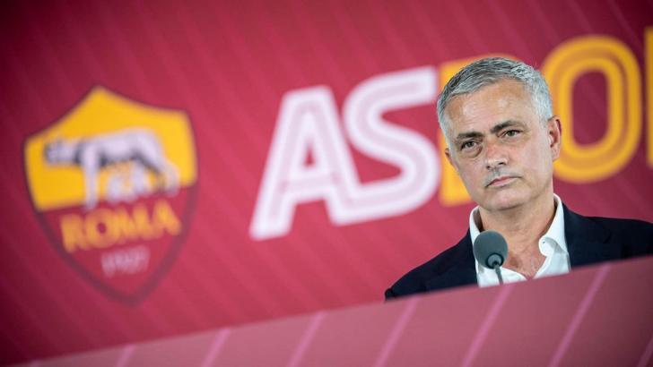 Roma'da Mourinho, resmi imzayı attı
