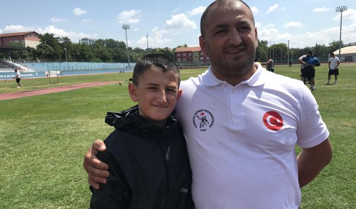 12 yaşındaki pehlivan Fahrettin Adil Çelik, rakiplerinden önce kilosuyla mücadele ediyor