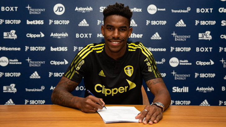 Leeds United, Junior Firpo'yu transfer etti