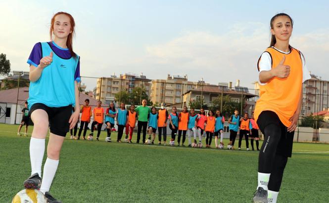 Ailelerinin karşı çıktığı kadın futbol takımı oyuncuları, 3. lige hazırlanıyor
